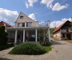 Dom s hospodárskymi budovami, bazénom a vinicou vo Vinici - 2